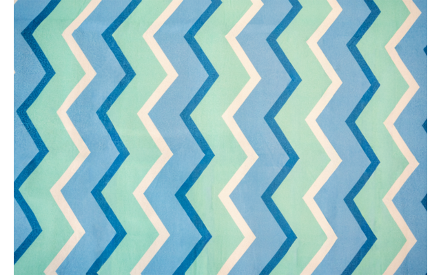 Wiederholtes Zickzackmuster in Blau, Grün und Weiß