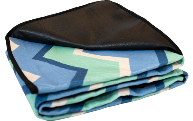 Gefaltete Decke mit Zickzackmuster in Blau-, Türkis- und Weißtönen; sichtbare schwarze Unterseite