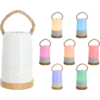 Tragbare zylindrische Lampe mit geflochtenem Seilgriff und Holzfuß; links eine größere weiße Lampe, rechts sieben kleinere Lampen in verschiedenen Farben (weiß, blau, rosa, orange, rot, violett, grün)