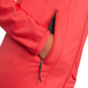 Hand steckt in der Seitentasche einer roten Jacke