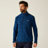 Ein mann mit einem blauen pullover vor einem weißen hintergrund