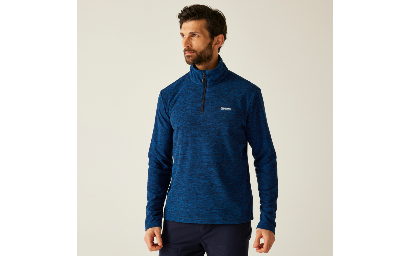 Ein mann mit einem blauen pullover vor einem weißen hintergrund