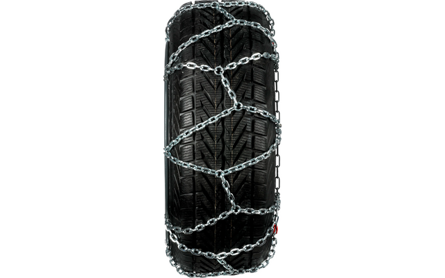 Autoreifen mit einer Schneekette aus Metall