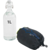 Eine Glasflasche mit 1 Liter Flüssigkeit und eine schwarze zusammengepackte Tasche mit Kordelzug