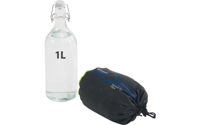 Eine Glasflasche mit 1 Liter Flüssigkeit und eine schwarze zusammengepackte Tasche mit Kordelzug