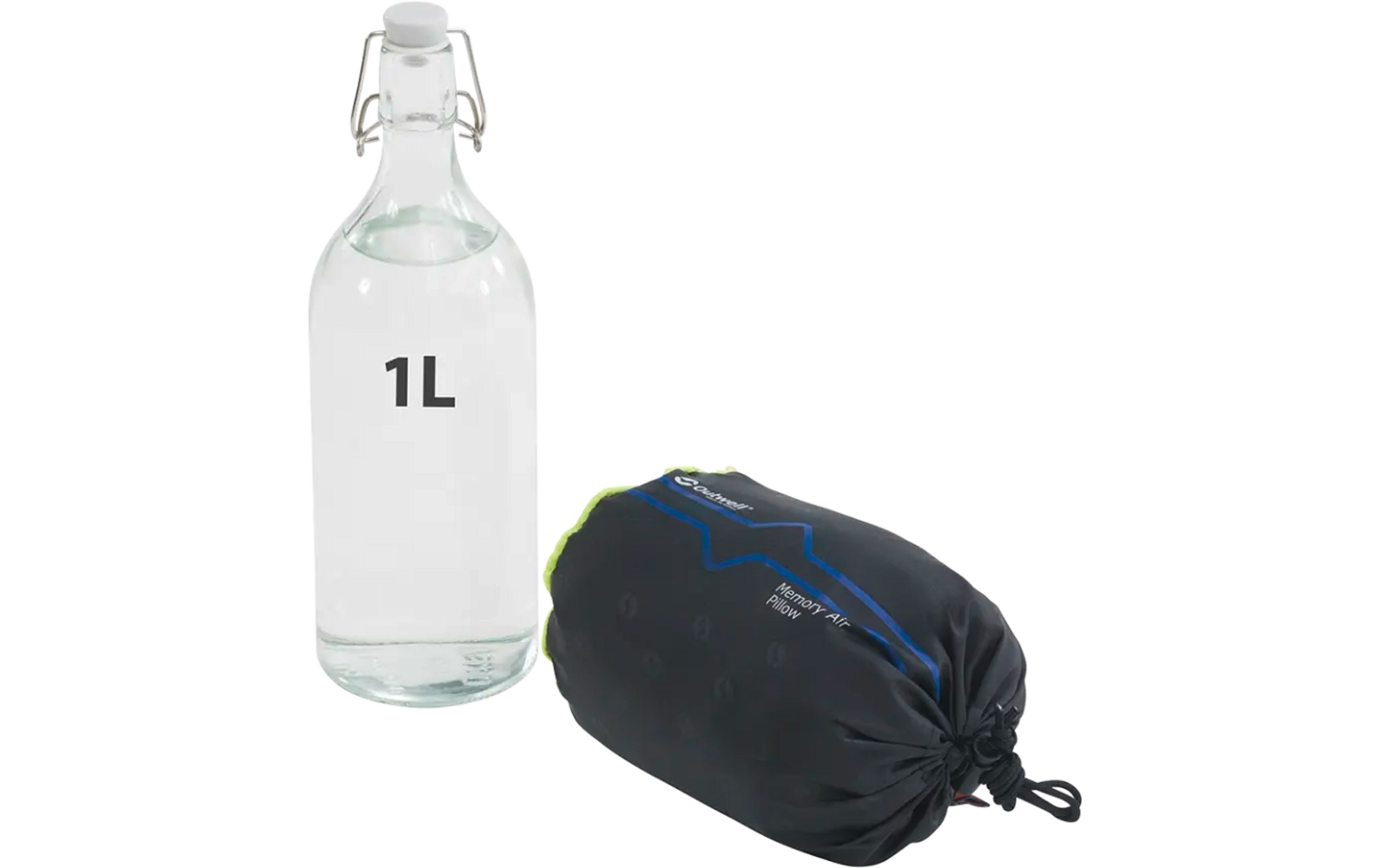 Eine Glasflasche mit 1 Liter Flüssigkeit und eine schwarze zusammengepackte Tasche mit Kordelzug