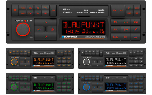 Mehrere rechteckige Gerätefronten mit Knöpfen, Drehreglern und digitalen Displays; Markenname "BLAUPUNKT" sichtbar; Varianten mit verschiedenen Hintergrundbeleuchtungsfarben (rot, orange, weiß, grün, blau)