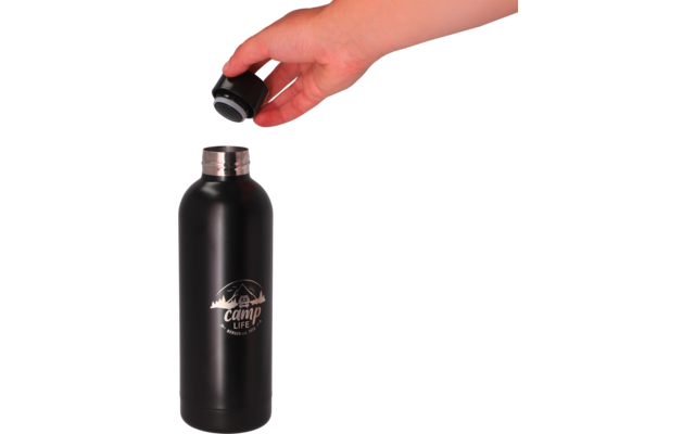 Een hand draait een zwarte fles met draaidop open