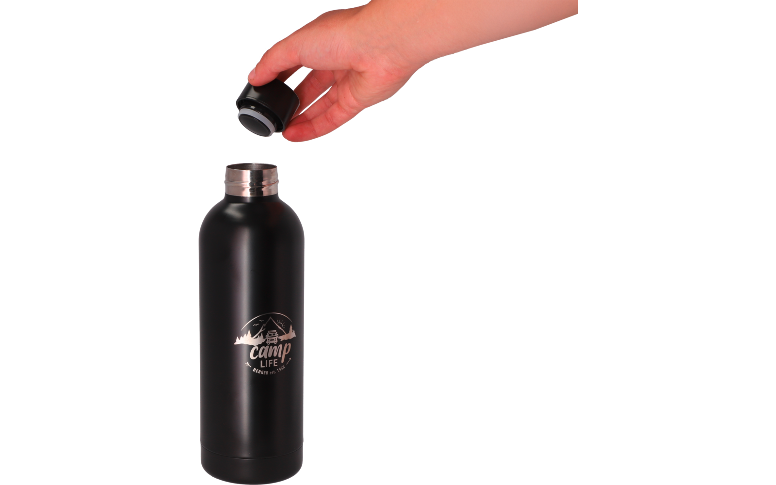 Een hand draait een zwarte fles met draaidop open