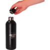 Une main ouvre une bouteille noire avec un bouchon à vis