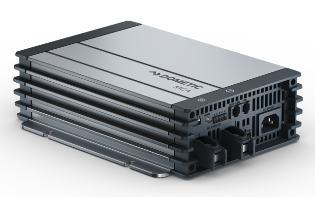 Boîtier métallique rectangulaire gris avec ailettes de refroidissement horizontales et ouvertures de connexion sur un côté, sur fond blanc