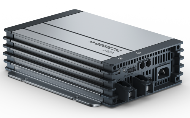 Graues rechteckiges Metallgehäuse mit horizontalen Kühlrippen und Anschlussöffnungen an einer Seite, auf weißem Hintergrund