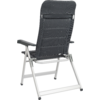 Faltbarer Stuhl von hinten, dunkle gepolsterte Rückenlehne mit Kopfpolster, silberner Metallrahmen und Armlehnen