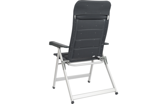 Faltbarer Stuhl von hinten, dunkle gepolsterte Rückenlehne mit Kopfpolster, silberner Metallrahmen und Armlehnen