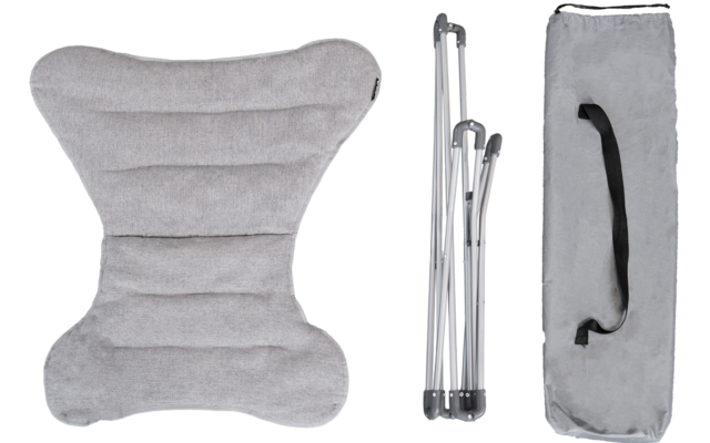 Drei Objekte auf weißem Hintergrund: ein hellgraues, gepolstertes sanduhrförmiges Sitzpolster; ein zusammengeklapptes silbernes Metallgestell; eine graue Stofftasche mit schwarzem Tragegriff