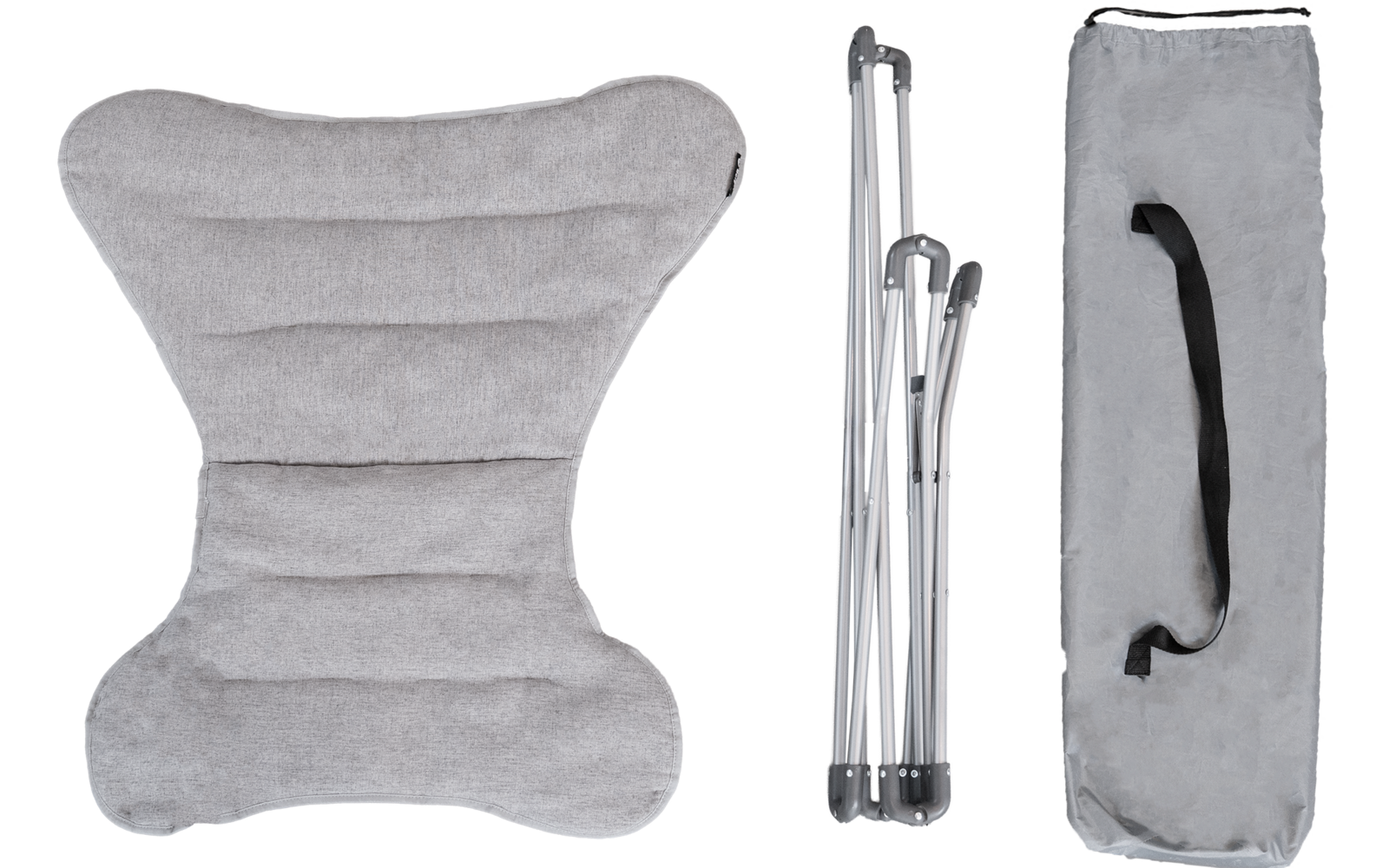 Drei Objekte auf weißem Hintergrund: ein hellgraues, gepolstertes sanduhrförmiges Sitzpolster; ein zusammengeklapptes silbernes Metallgestell; eine graue Stofftasche mit schwarzem Tragegriff