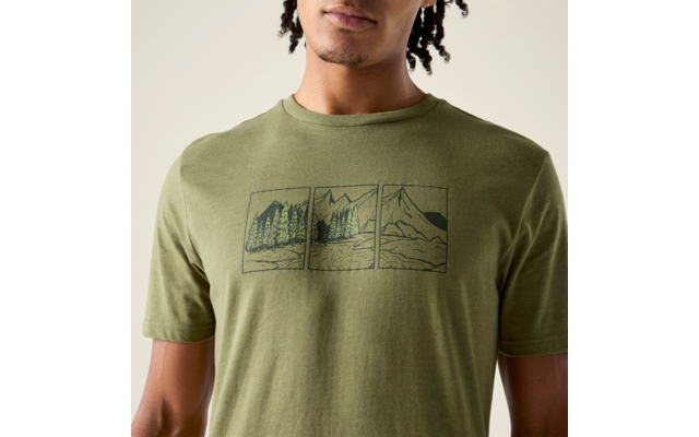 Olivgrünes T-Shirt mit dreigeteilter Grafik von Bergen und Bäumen; Oberkörper einer Person bis zum Kinn sichtbar