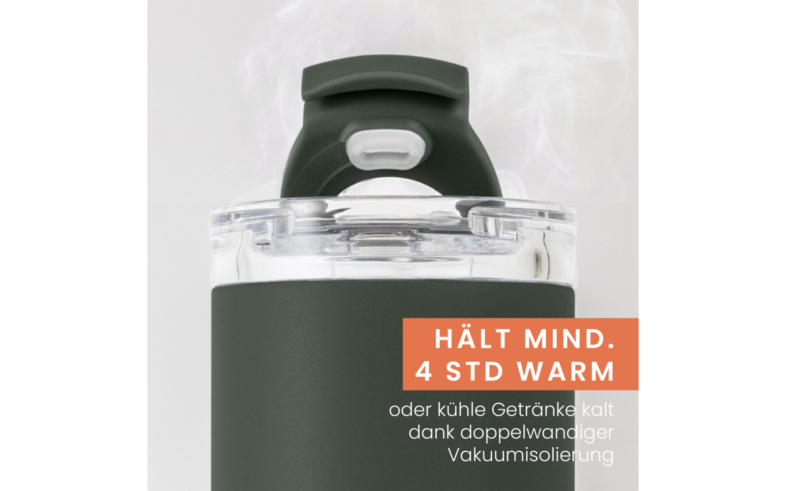 Dunkelgrünes Trinkgefäß mit klarem Kunststoffdeckel und aufklappbarem Trinkverschluss, sichtbarer Dampf oben, oranges Rechteck mit weißem Text 'HÄLT MIND. 4 STD WARM' und kleinem weißem Text darunter 'oder kühle Getränke kalt dank doppelwandiger Vaku
