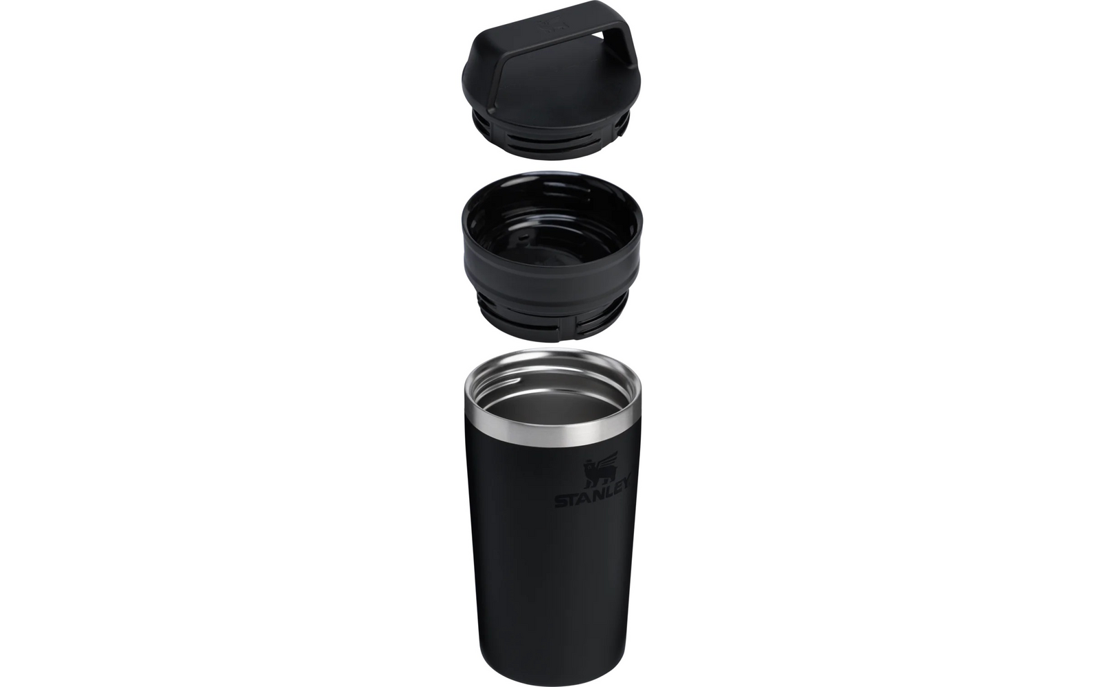 Zerlegte schwarze Tasse: unterer schwarzer Becher mit sichtbarem Edelstahlrand und Stanley-Logo, getrenntes schwarzes gerilltes Mittelteil und schwarzer Deckel mit integriertem Tragegriff