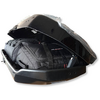 Coffre de toit noir ouvert avec un sac de voyage noir et des sangles à l'intérieur