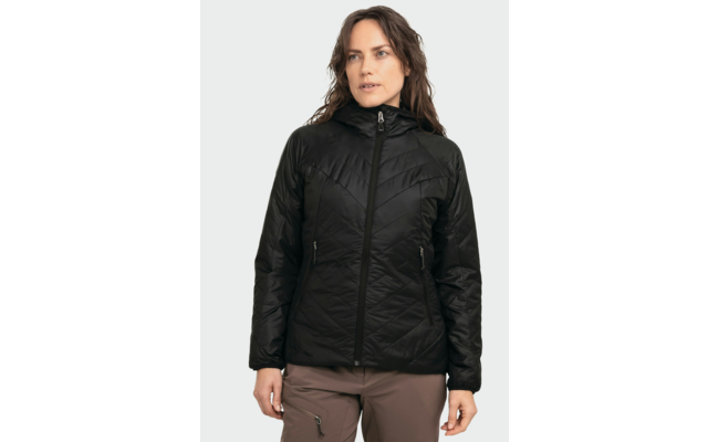 Person in schwarzer gesteppter Jacke mit Kapuze und Reißverschluss, braune Hose, heller Hintergrund