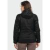 Person von hinten, schwarze gesteppte Jacke mit Kapuze, braune Hose, schulterlange braune Haare, heller grauer Hintergrund