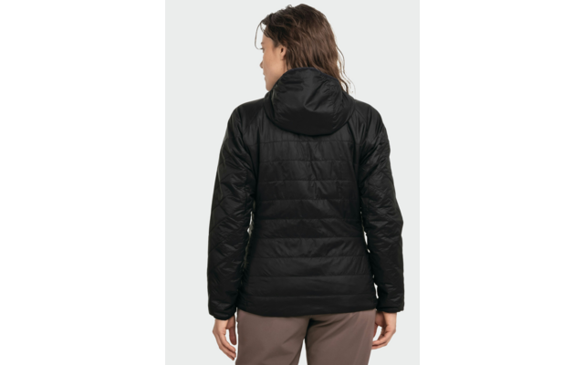 Person von hinten, schwarze gesteppte Jacke mit Kapuze, braune Hose, schulterlange braune Haare, heller grauer Hintergrund