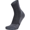 Eine einzelne graue Socke mit dunklerem Schaft und hellerer Ferse und Spitze, sichtbare Strickstruktur, schräg stehend auf weißem Hintergrund