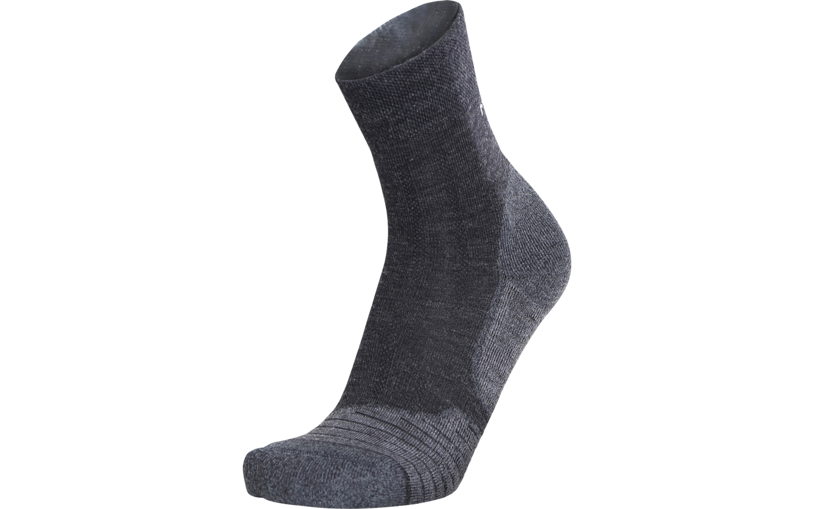 Eine einzelne graue Socke mit dunklerem Schaft und hellerer Ferse und Spitze, sichtbare Strickstruktur, schräg stehend auf weißem Hintergrund