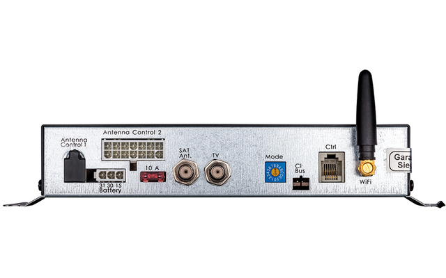 Metallene Rückseite eines Geräts mit mehreren Anschlüssen: links schwarze Buchse mit Aufschrift "Battery", daneben grüne Schraubklemmen mit Aufschrift "Antenna Control 2", zwei runde Koax-Buchsen, blauer runder Anschluss, kleiner Kippschalter mit Auf