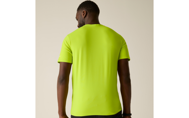 Persoon van achteren gezien draagt neongroen T-shirt, zichtbare armen, beige achtergrond