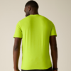 Persoon van achteren gezien draagt neongroen T-shirt, zichtbare armen, beige achtergrond