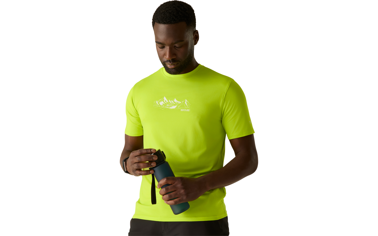 Man in neongroen T-shirt met bergmotiv, houdt een blauwe drinkfles vast en kijkt omlaag tegen een neutrale achtergrond