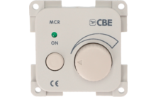 Witte besturingseenheid met een draaiknop en twee knoppen, gelabeld met MCR, CBE, ON en CE