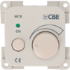 Witte besturingseenheid met een draaiknop en twee knoppen, gelabeld met MCR, CBE, ON en CE