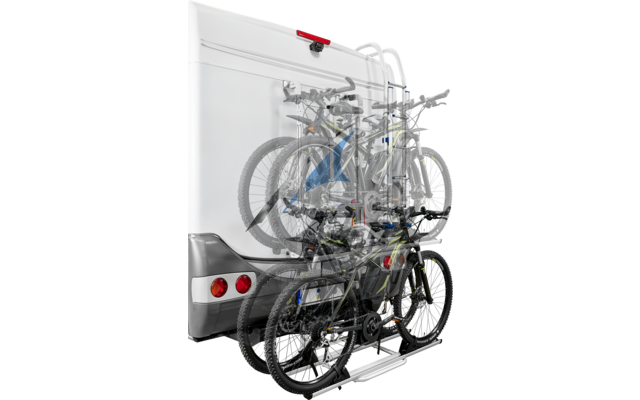 Arrière d'un véhicule blanc avec un porte-vélos monté et plusieurs vélos