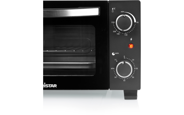 Schwarzes Tischgerät mit Glastür und Metallgriff, innen ein Drahtrost, rechts zwei Drehknöpfe mit Skalen und eine rote Kontrollleuchte, teilweise sichtbares Markenlogo Tristar unten links