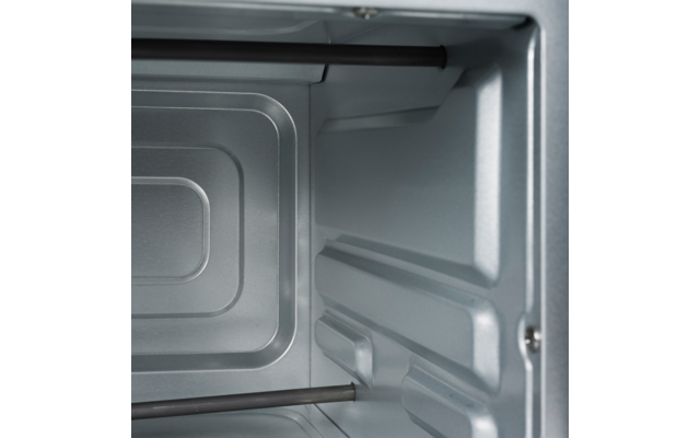 Innenraum eines leeren silbernen Backofens mit sichtbaren Metallschienen und zwei dunklen Stangen