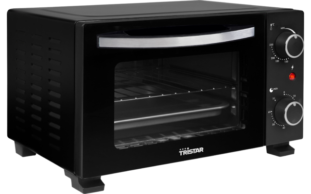 Zwarte tafeloven met glazen deur, zilveren handgreep, twee draaiknoppen, rood controlelampje, binnen een draadrooster en bakplaat, TRISTAR-logo voorop
