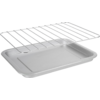 Rechthoekige zilverkleurige metalen bakplaat en een verchroomd draadrooster erboven