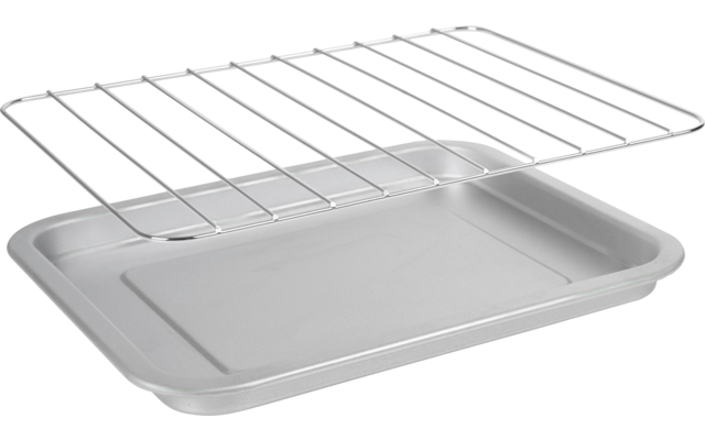 Rechthoekige zilverkleurige metalen bakplaat en een verchroomd draadrooster erboven