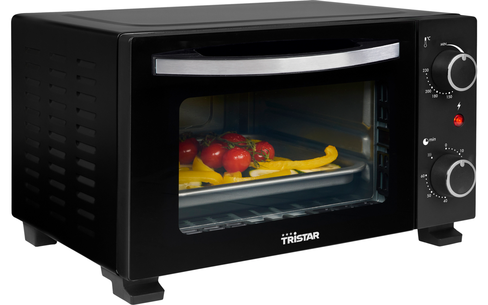 Zwarte tafeloven met glazen deur; binnen op een bakplaat rode tomaten en lange gele pepers; rechts twee draaiknoppen en een rood controlelampje; TRISTAR-logo aan de voorkant