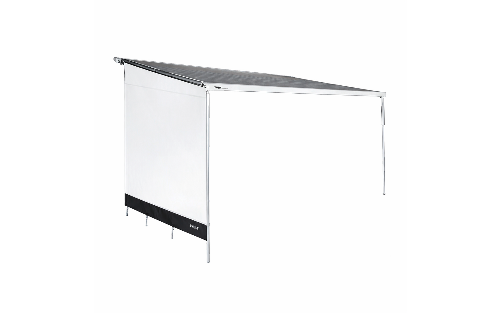 Ausgefahrene weiße Markise mit silbernem Metallgestell, seitlichem Sichtschutz mit schwarzem Streifen und zwei vorderen Stützen