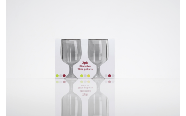 Weißer Karton mit Abbildung von zwei grauen Weingläsern, Schriftzug 2pk Stackable Wine goblets, farbige Punkte unten, Spiegelung auf weißem Untergrund