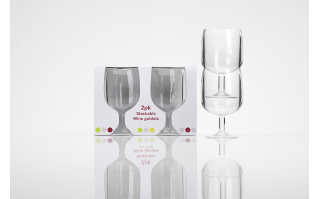 Zwei transparente Weingläser, eines auf dem anderen gestapelt rechts; links eine Verpackung mit Abbildungen der Gläser und dem Text 2pk Stackable Wine goblets, weiße Oberfläche mit Spiegelung