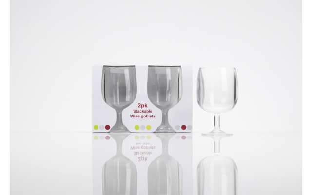 Zwei Gläser in weißer Verpackung mit Text '2pk Stackable Wine goblets' und ein Glas rechts auf spiegelnder weißer Fläche; farbige Punkte an der Verpackung