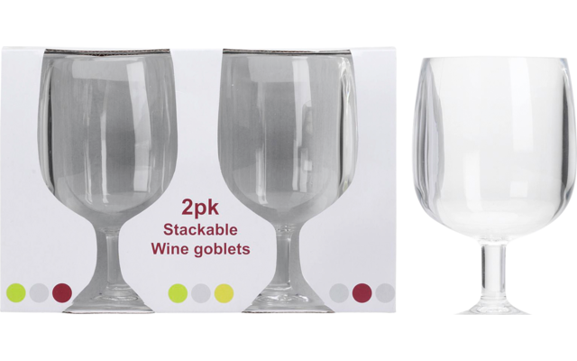 Twee glazen in witte verpakking met tekst '2pk Stackable Wine goblets' en één glas rechts op een reflecterend wit oppervlak; gekleurde stippen op de verpakking