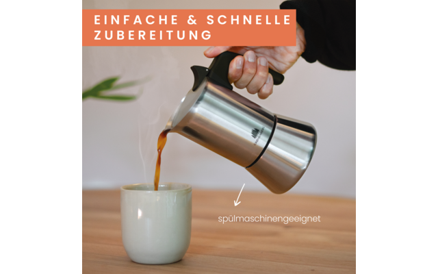 Mano vierte café de una cafetera moka de acero inoxidable en una taza de cerámica sobre una superficie de madera, vapor visible; banda naranja con el texto "EINFACHE & SCHNELLE ZUBEREITUNG" y flecha con "spülmaschinengeeignet"