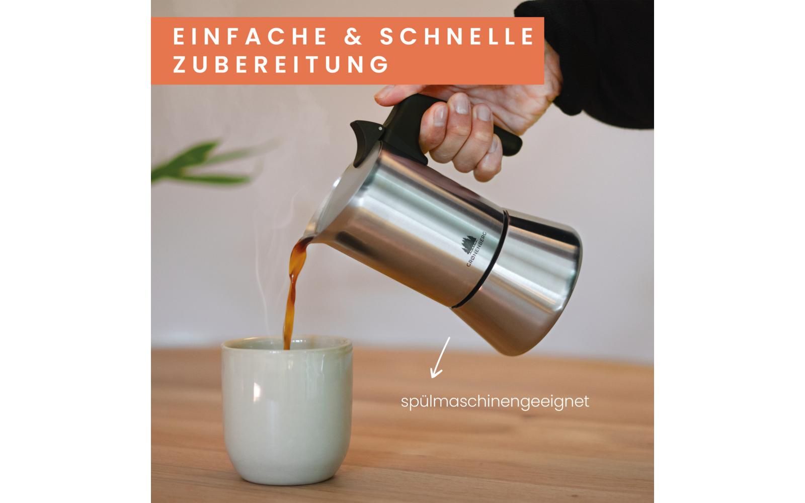 Mano vierte café de una cafetera moka de acero inoxidable en una taza de cerámica sobre una superficie de madera, vapor visible; banda naranja con el texto "EINFACHE & SCHNELLE ZUBEREITUNG" y flecha con "spülmaschinengeeignet"