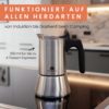 Cafetera moka de acero inoxidable con mango negro sobre una placa vitrocerámica negra; banda naranja arriba a la izquierda con el texto ‚FUNKTIONIERT AUF ALLEN HERDARTEN‘ y subtítulo menor ‚von Induktion bis Gasherd beim Camping‘, además de flechas con los textos ‚200 ml für bis zu 4 Tassen Espresso‘ y ‚Ø 9,5 cm‘